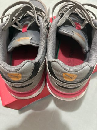 Zapatillas Puma grises y rojas