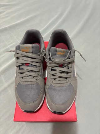 Zapatillas Puma grises y rojas