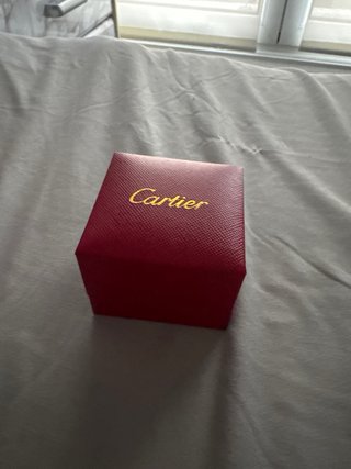 Anello, borsa e scatola in stile Cartier