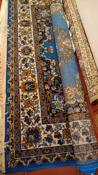 Alfombra de tela beige y azul
