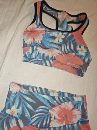 Conjunto deportivo floral top y leggings