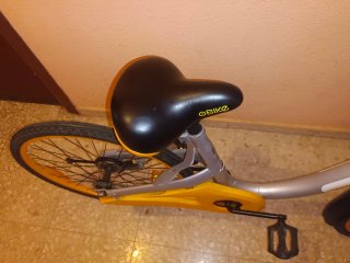 Bicicleta OBike plateada y amarilla