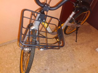 Bicicleta OBike plateada y amarilla