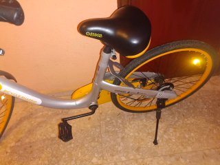 Bicicleta OBike plateada y amarilla