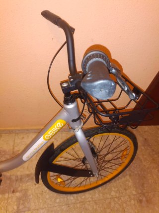 Bicicleta OBike plateada y amarilla