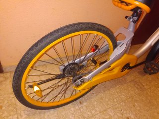 Bicicleta OBike plateada y amarilla