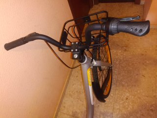 Bicicleta OBike plateada y amarilla