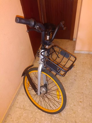Bicicleta OBike plateada y amarilla