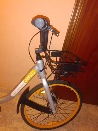 Bicicleta OBike plateada y amarilla