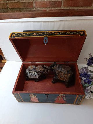 Baúl antiguo pintado a mano