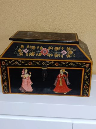 Baúl antiguo pintado a mano