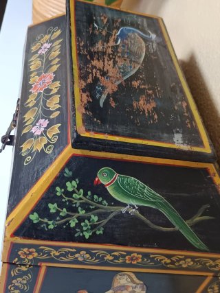 Baúl antiguo pintado a mano