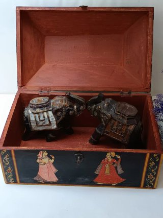 Baúl antiguo pintado a mano