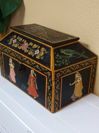 Baúl antiguo pintado a mano