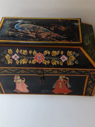 Baúl antiguo pintado a mano