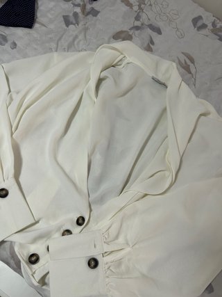 Camisa blanca con botones