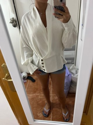 Camisa blanca con botones