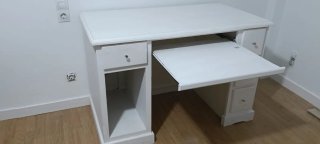 Escritorio blanco de madera