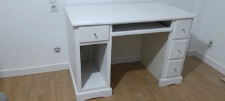 Escritorio blanco de madera
