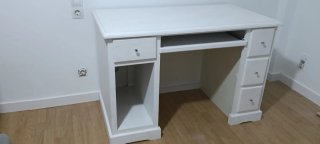 Escritorio blanco de madera