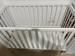 Cuna de bebé blanca