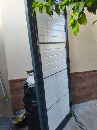 Puerta Metálica Panel Sándwich