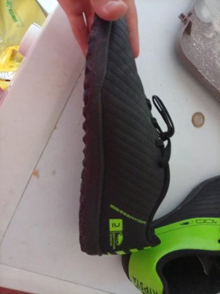 Zapatos de fútbol sala Kipsta negros y verdes