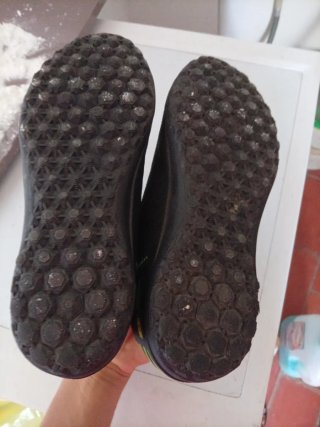 Zapatos de fútbol sala Kipsta negros y verdes