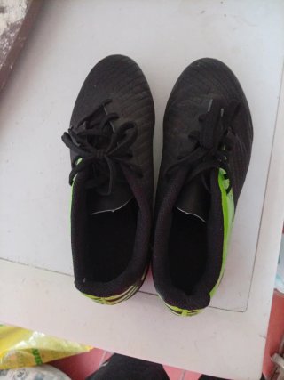 Zapatos de fútbol sala Kipsta negros y verdes