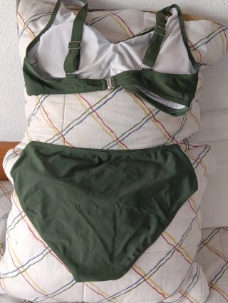 Bikini verde oliva con nudo