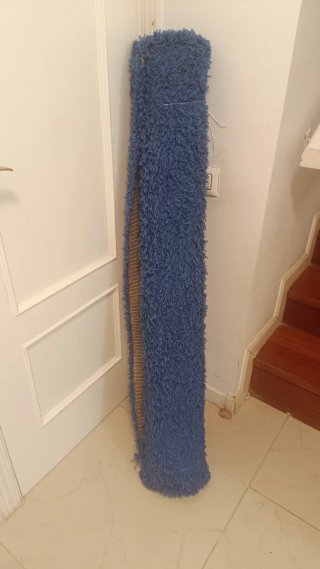 Alfombra azul de tela