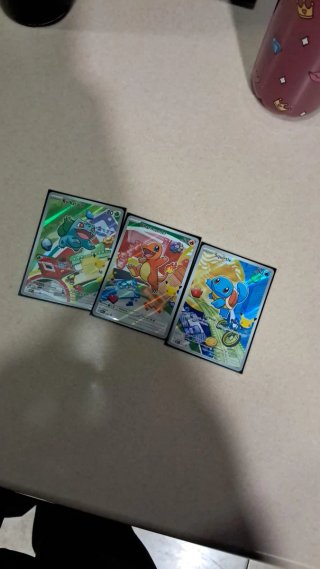 Trío de cartas Pokémon: Bulbasaur, Charmander, Squ