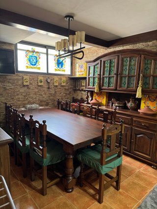 Mesa madera con 12 sillas y vitrina