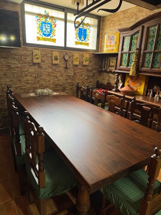 Mesa madera con 12 sillas y vitrina