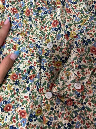 Camisa floral beige y multicolor