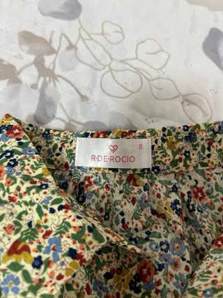 Camisa floral beige y multicolor