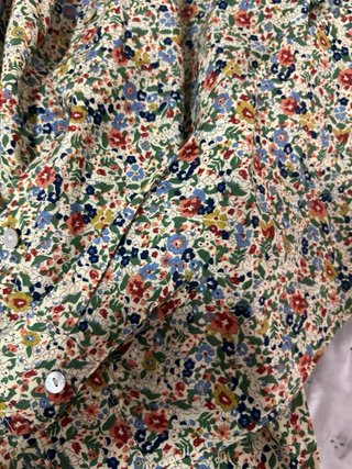 Camisa floral beige y multicolor