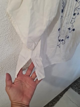 Camisa blanca bordada azul