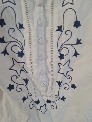 Camisa blanca bordada azul