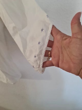 Camisa blanca bordada azul