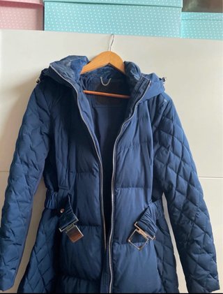 Abrigo largo azul acolchado con cinturón