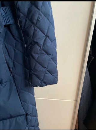 Abrigo largo azul acolchado con cinturón
