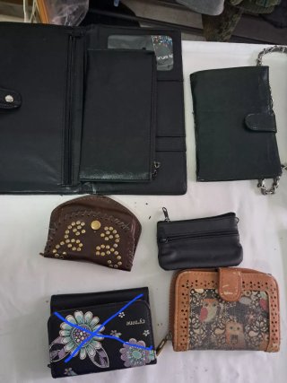 Lote de billeteras y monederos