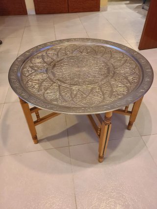 Mesa árabe decorada