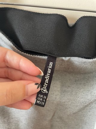 Falda Stradivarius gris con detalles