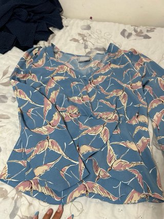 Camisa estampada pájaros azul y rosa