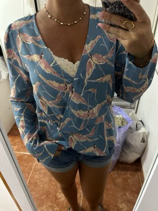 Camisa estampada pájaros azul y rosa