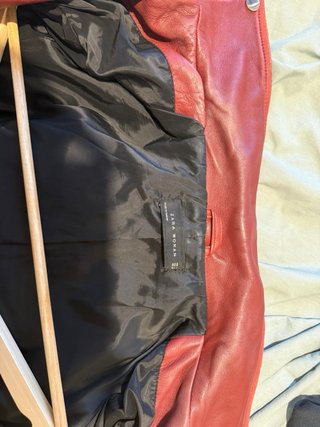 Cazadora de cuero roja Zara