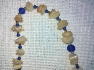 Collana madreperla e agata blu.