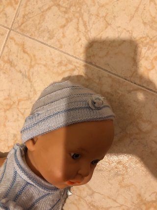 Muñeco bebé con traje azul y gorrito